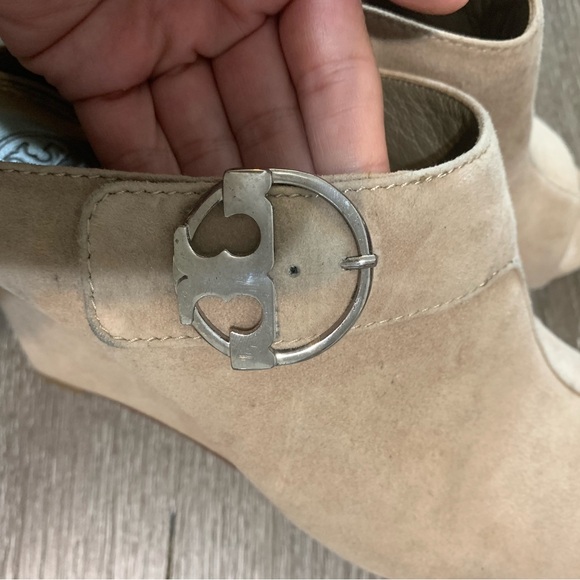 Tory Burch Open-Toe Suede Wedge Mule Neutral Taupe Tan Logo Buckle size 8M - Picture 4 of 6